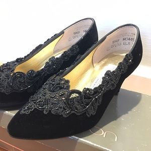 Vintage 1980 5.5 black velvet and lace heel